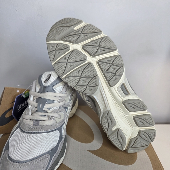 ASICS GEL-NYC White and Gray Sneakers - Picture 4 of 6